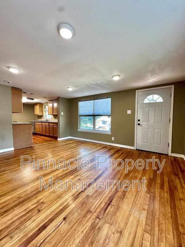 Building Photo - 1807 San Antonio St