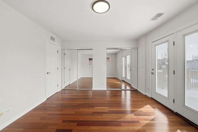 Building Photo - 1156 N Howe St