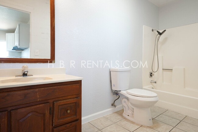 Building Photo - Spacious Family Retreat in Manteca, Ready ...