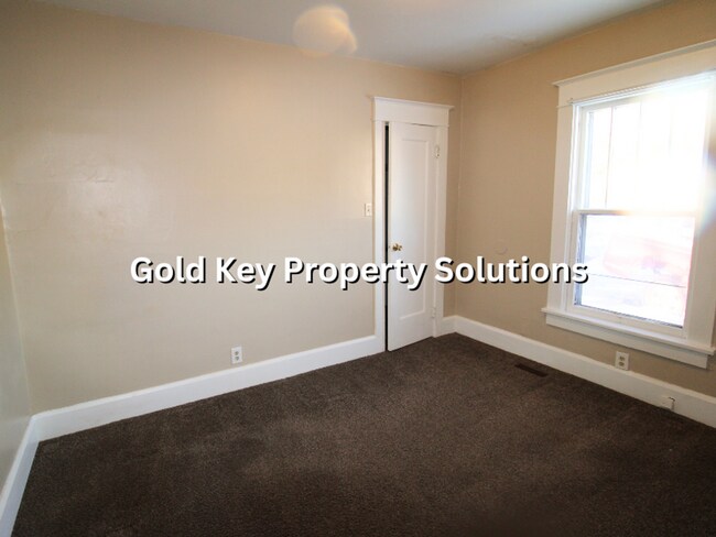 Building Photo - 2 BR 1 BA House with Dining Room and Basement SECTION 8 APPROVED