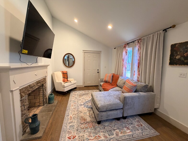 Building Photo - 105 Kirby St