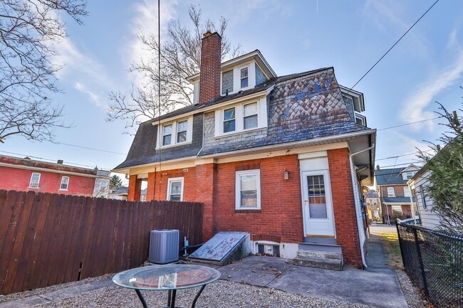 Building Photo - 1104 Elm St