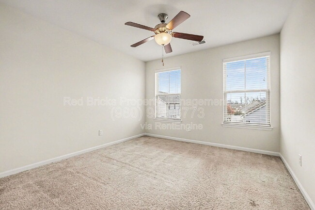 Building Photo - 727 Dynamo St NW