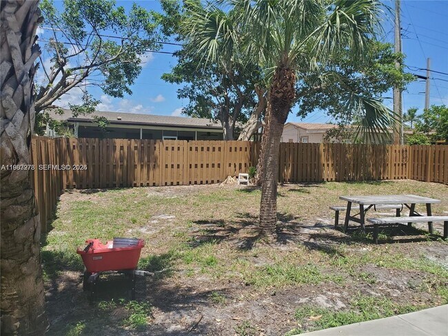 Building Photo - 831 SW 14th Ct