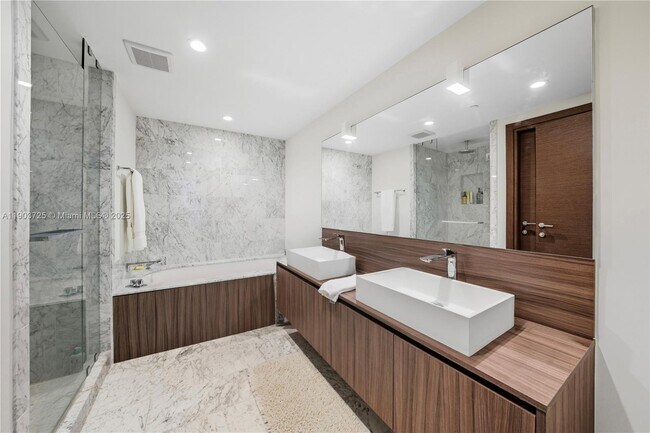 Building Photo - 1000 Brickell Plaza