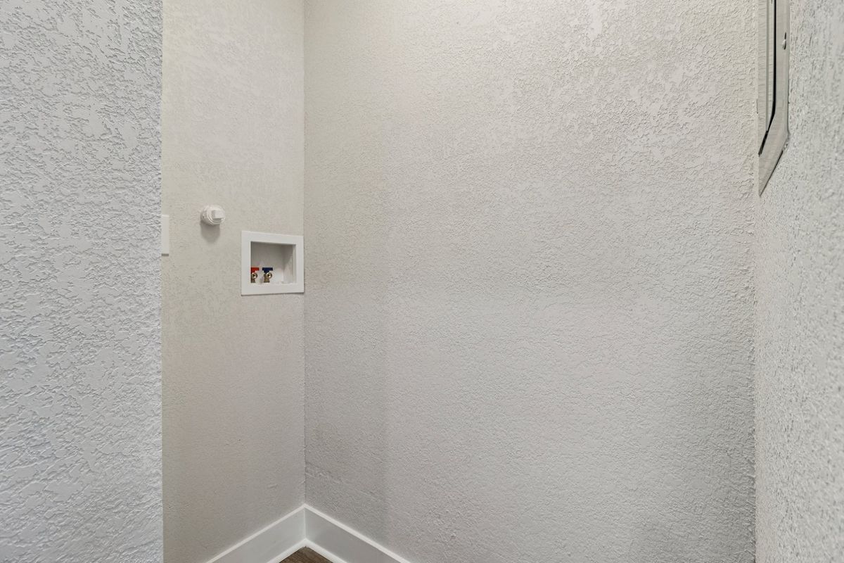 Building Photo - 1119 W Huisache Ave