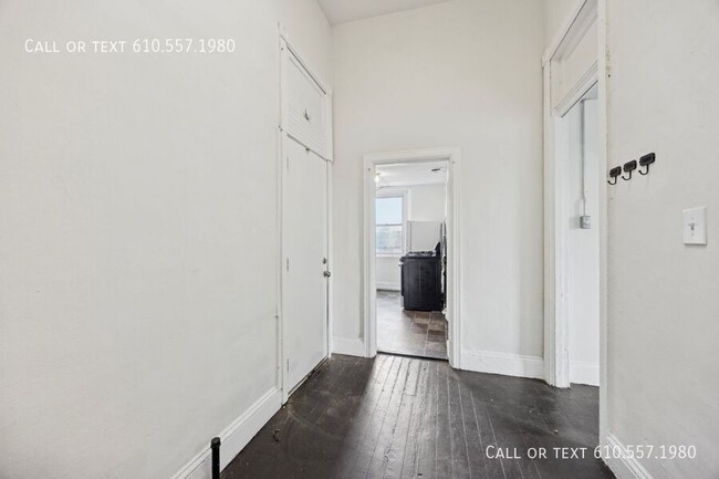 Building Photo - Large 1 Bedroom - 1 Bathroom  Apartment in...