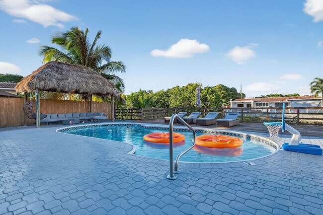 Building Photo - 2365 NE 195th St