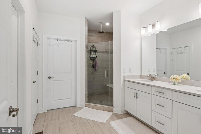 Building Photo - 2 Dogleg Ln