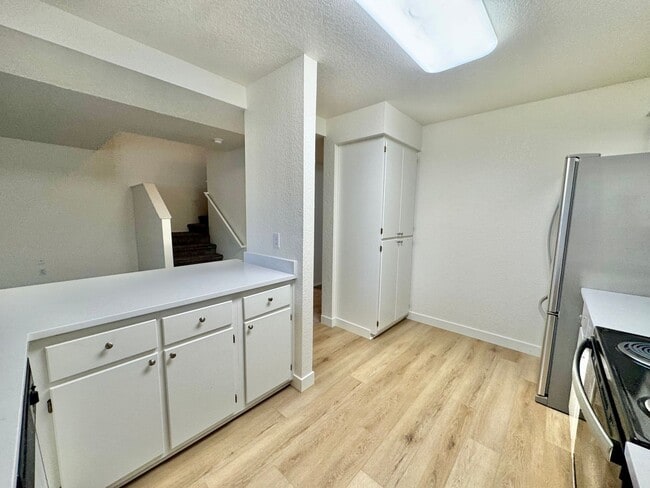 Building Photo - Beautifully Remodeled, Easy Living Townhome. Location, Location!