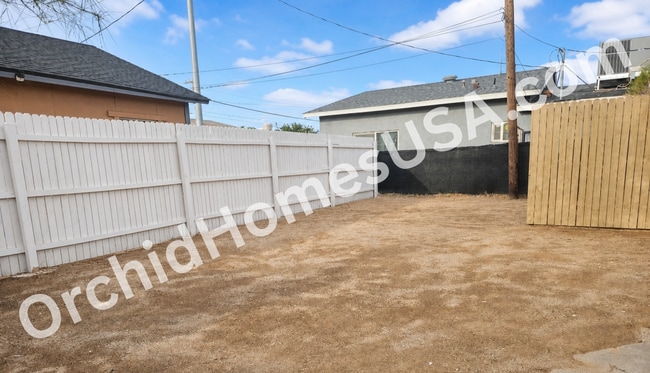 Building Photo - 240 E Beech Ave