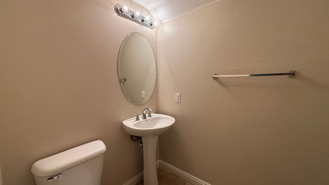 Building Photo - Lovely Townhouse Located in Lake Elsinore!