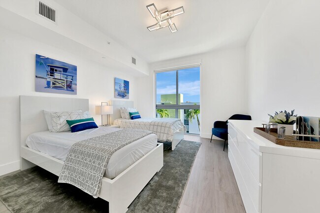 Building Photo - 111 SE 1st Ave