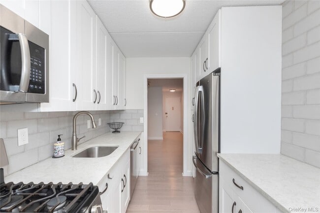 Building Photo - 4 Consulate Dr