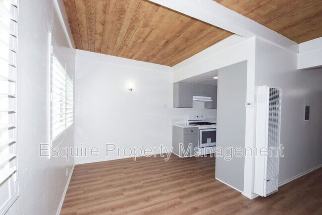 Building Photo - 420 W Linden Dr
