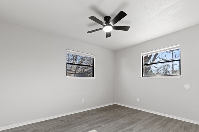 Building Photo - 1304 Pinewood Ct