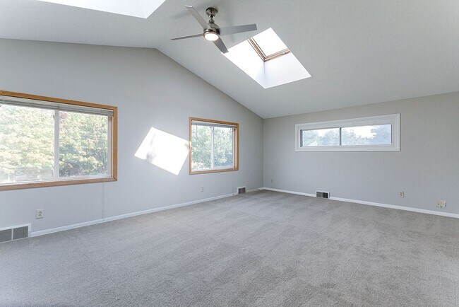 Building Photo - Updated 5 bedroom 2 bath single family house