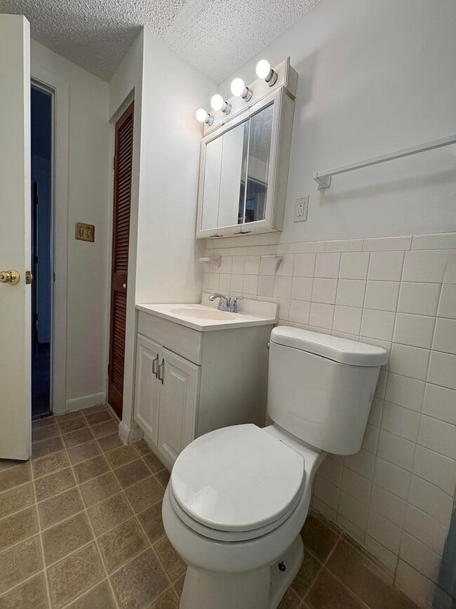 Building Photo - 50% off 1st months rent, 4/1 move in. Bright 2-Bedroom Condo in Presidential Park, Lowell, MA