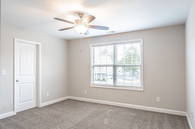 Building Photo - 135 Almond Dr