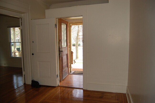 Building Photo - AVAILABLE AUGUST 1, 2026 - Charming 1st. F...