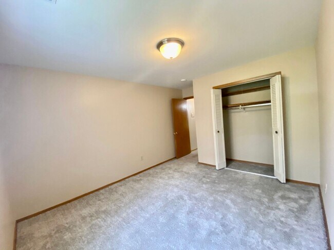 Building Photo - Cozy 2 Bedroom, 1 Bath Apartment with Balcony - Welcome Home!