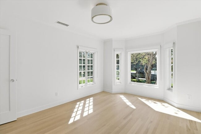 Building Photo - 2156 Linnington Ave