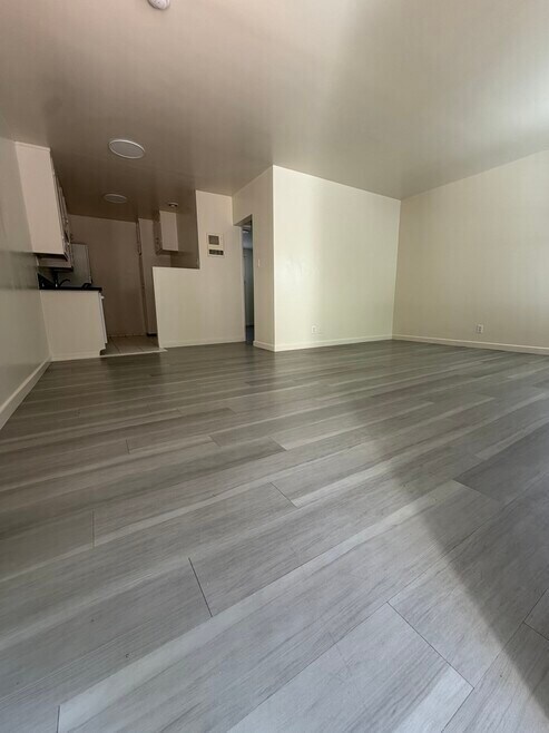 Building Photo - 733 Pier Ave