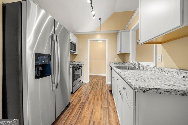 Building Photo - 198 Lakeview Dr