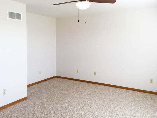 Building Photo - 105 Prairie Dr
