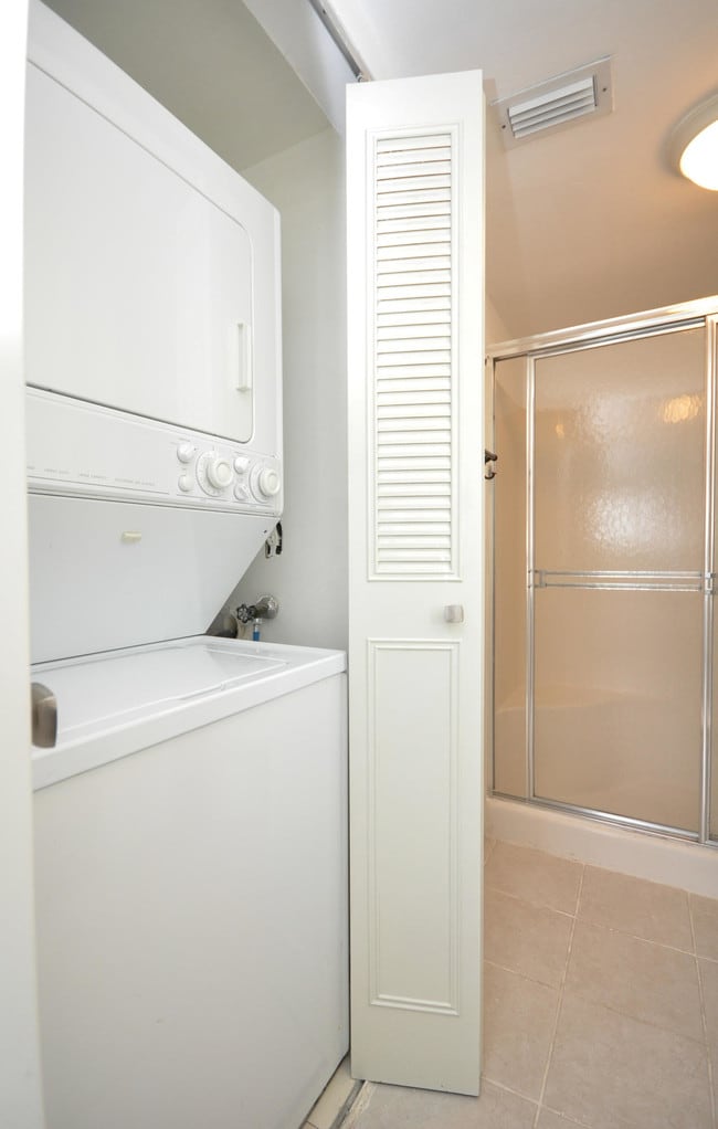 Building Photo - 7101 Golf Colony Ct