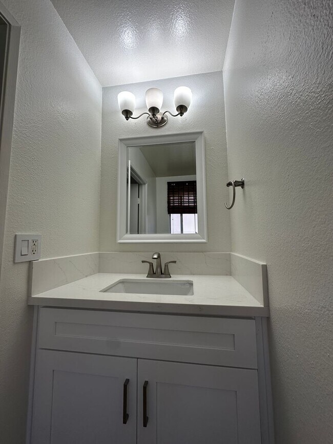 Building Photo - Upgraded 2 Bedroom Home in San Marcos!