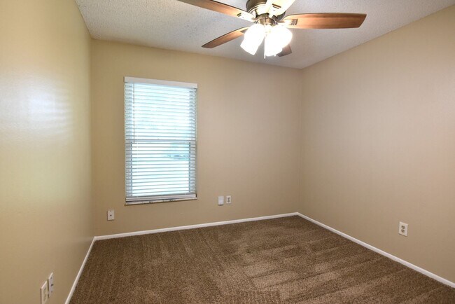 Building Photo - Water view 3/2 in Alafaya Woods. UPDATED k...