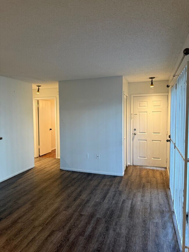 Building Photo - 3827 Bay Club Cir