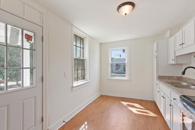 Building Photo - Coming Soon! Bright 3 Bedroom, 1.5 Bath Ho...