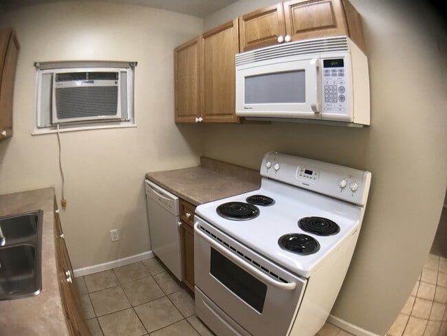 Building Photo - 132 Penn St