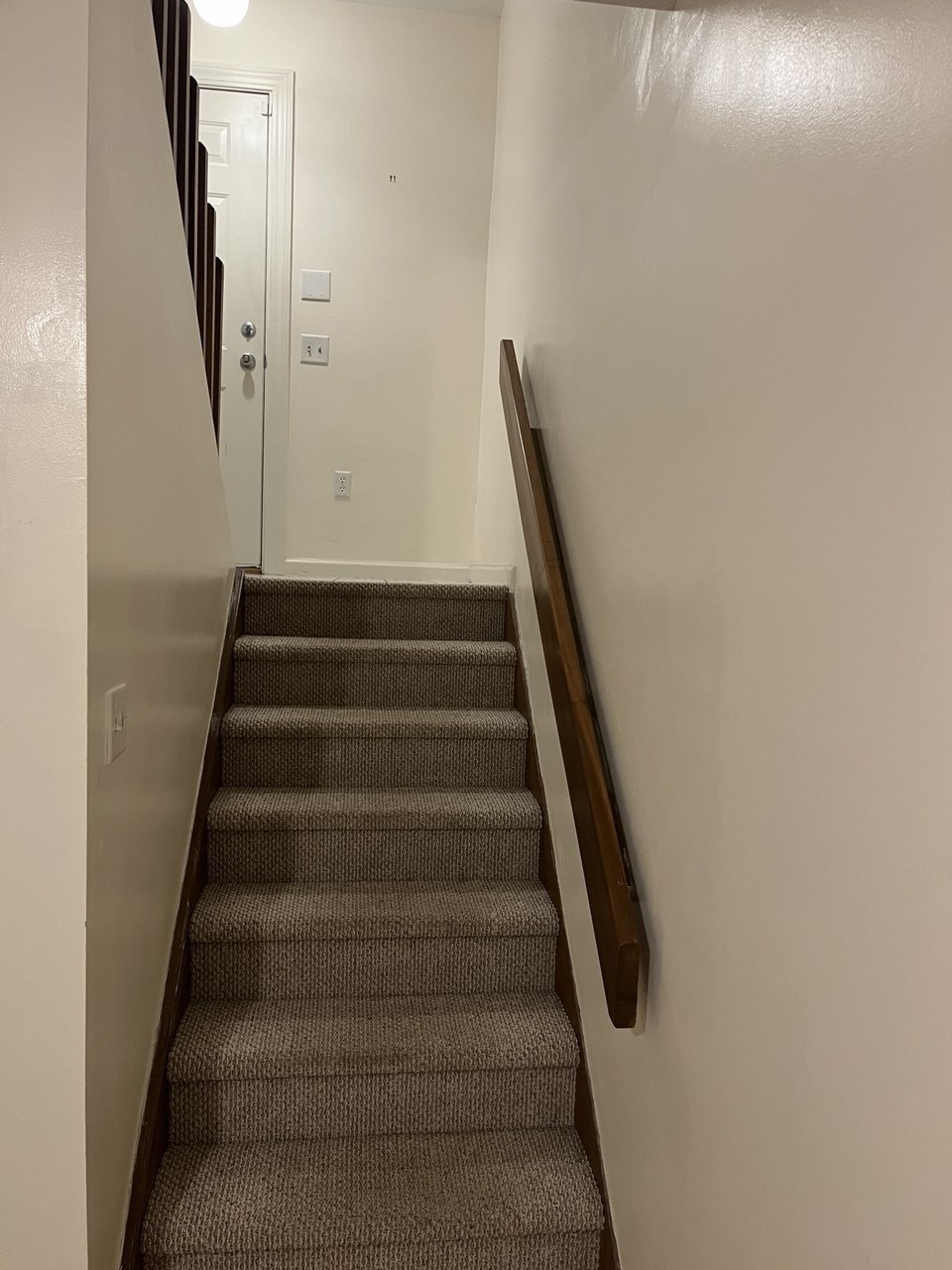 Building Photo - 565 Quaker Ln