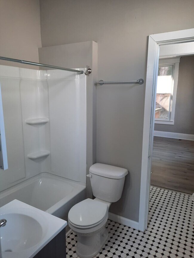 Building Photo - Lovely 3 bedroom 1 bath home