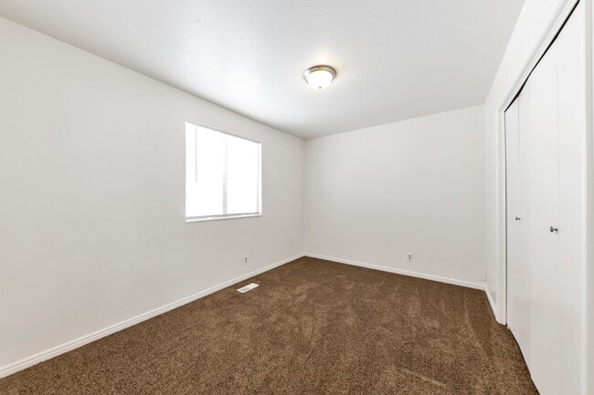 Building Photo - Enormous 4 Bed / 3 Bath Pet Friendly Home in East Layton! Available NOW!