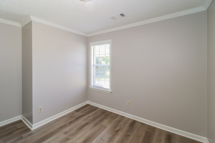 Building Photo - 2125 Oak Springs Dr
