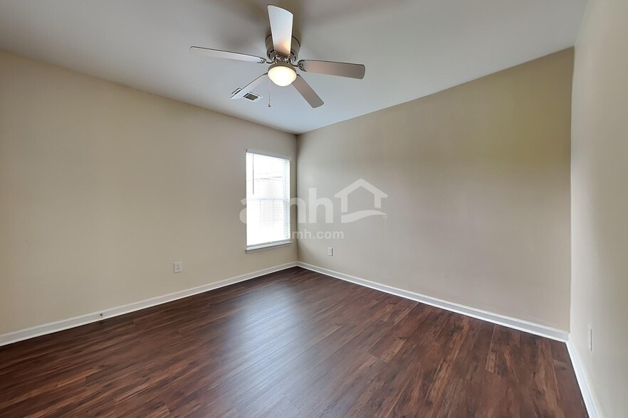 Building Photo - 121 Mockernut Dr