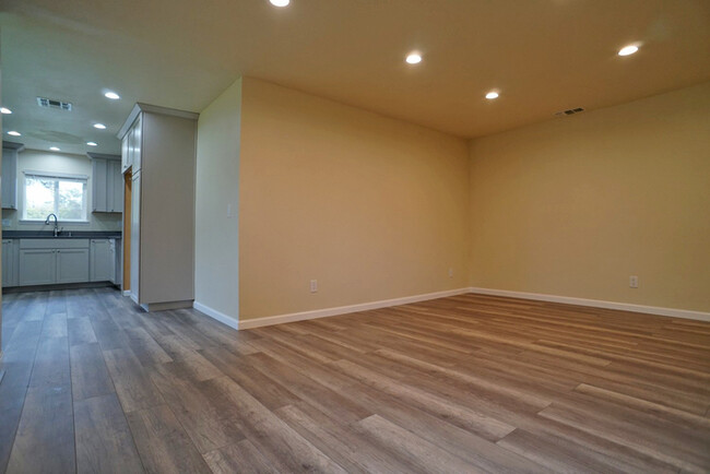 Building Photo - Beautifully remodeled halfplex in desirabl...