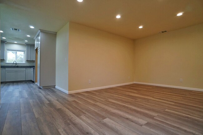 Building Photo - Beautifully remodeled halfplex in desirable Granite Bay!
