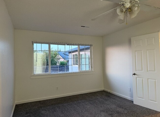 Building Photo - 4310 Hillview Dr