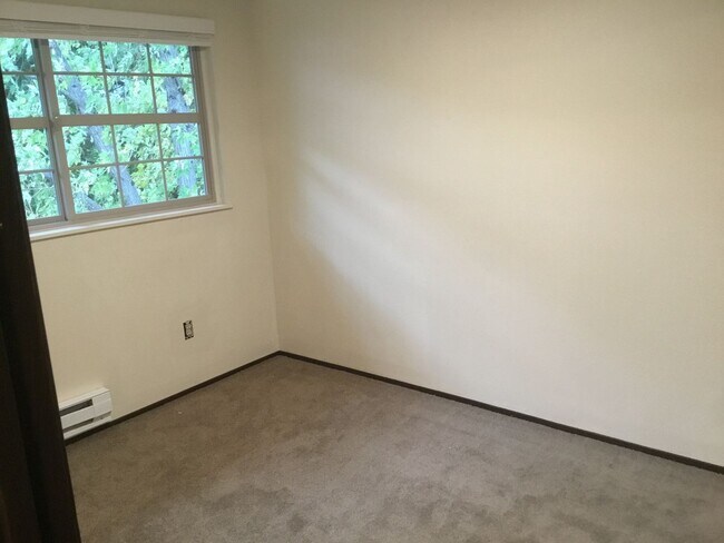 Building Photo - 739000