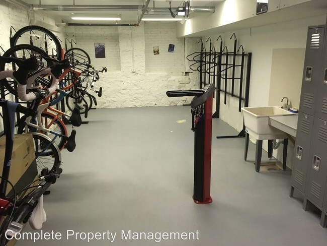 Building Photo - 925 Dilger Ave