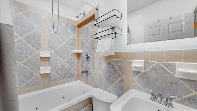 Full bath with a deep tub and 2 shower heads - 4163 Tower St