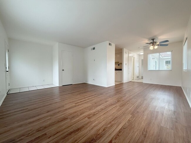 Building Photo - Rare Surfside One Bed Condo with Two Car G...