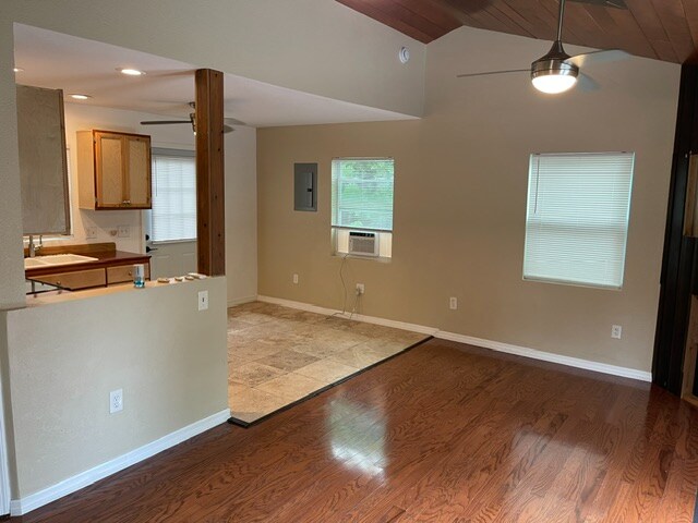 Building Photo - 2132 Roselawn St