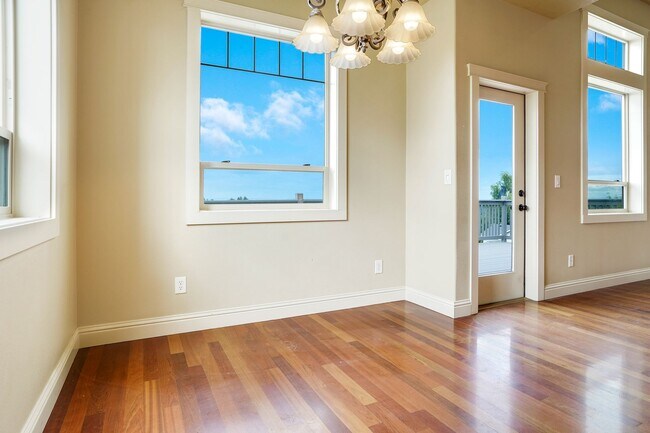 Building Photo - Spacious 4 bed, 3 bath home with sprawling...