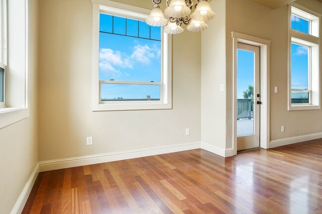 Building Photo - Spacious 4 bed, 3 bath home with sprawling views in West Salem